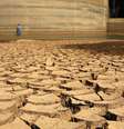 <p>Funcionário da Sabesp anda pela barragem de Jaguary, seca devido ao longo período de estiagem que atinge o Estado de São Paulo, em Bragança Paulista</p>  Foto: Nacho Doce / Reuters