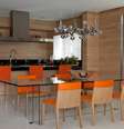 Ao reformar o apartamento, o casal de moradores pediu uma cozinha só para receber os amigos, que foi integrada à sala de jantar. Este projeto foi pensado para um casal recém-casado, que adora se reunir com amigos e família. O dono curte cozinhar, então o pedido inicial era uma cozinha onde ele pudesse receber e trabalhar ao mesmo tempo, que foi integrada com a sala de jantar. Atrás desta há outra cozinha que funciona no dia a dia, conta o designer de interiores Marco Aurélio Viterbo, que assinou o projeto de reforma. Informações: (11) 3062-0304   Foto: Alain Brugier/ Marco Aurélio Viterbo Designer de Interiores