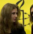 Maria Alyokhina (esq.) e Nadezhda Tolokonnikova prometeram voltar aos palcos  Foto: AFP