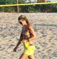 Christine Fernandes, 45 anos, aproveitou o sol desta quinta-feira (6) para correr na praia da Barra da Tijuca, no Rio de Janeiro. De shorts e biquíni de oncinha, a atriz exibiu boa forma  Foto: Dilson Silva / AgNews