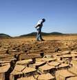 <p>Funcion&aacute;rio da Sabesp olha para o ch&atilde;o rachado na represa de Jaguary em Bragan&ccedil;a Paulista</p>  Foto: Nacho Doce / Reuters