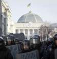 Polícia ucraniana se posiciona em frente ao prédio do Parlamento, em Kiev  Foto: Reuters