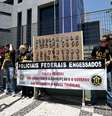Durante o ato, que reuniu cerca de 200 policiais, eles criticaram o governo federal, em especial o Ministério da Justiça, e marcaram uma paralisação de um dia  Foto: Bruno Santos  / Terra