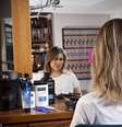 Você pode iniciar o penteado com o cabelo úmido, porém não se esqueça de escovar bastante os fios para que ele não esteja embaraçado  Foto: TRESemmé/Divulgação 