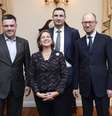 <p>Líderes da oposição da Ucrânia, Oleh Tyahnybok (esquerda), Vitaly Klitschko (atrás) e Arseny Yatsenyuk (direita) posam ao lado de Victoria Nuland durante um encontro em Kiev, Ucrânia, na quinta-feira, 6 de fevereiro</p>  Foto: Reuters