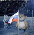 Mascotes dos Jogos de Inverno apareceram no estádio com esquis  Foto: Reuters