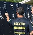 Policiais federais penduram algemas em protesto por aumento salarial  Foto: Antonio Cruz / Agência Brasil