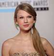 O penteado de Taylor Swift é ideal para formandas, já que a formatura pede penteados baixos. Desta forma, na hora da colação, você não corre o risco de estragar ou amassar o seu penteado  Foto: Shutterstock