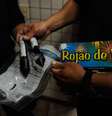 Polícia mostra rojões similares ao que teria atingido o câmera  Foto: Fernando Frazão / Agência Brasil