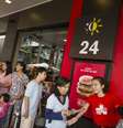 Centenas de pessoas esperaram para desfrutar do menu de um estabelecimento de dois andares e 1,3 mil metros quadrados  Foto: AFP