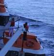 <p>Funcionários do navio MSC Preziosa durante momento em que tentavam localizar suposto homem ao mar</p>  Foto: Osmar Portilho / Terra