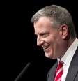Bill de Blasio, prefeito de Nova York, discursa durante cerimônia do Super Bowl  Foto: AP