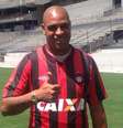 Adriano vai jogar Libertadores pelo Atlético-PR  Foto: @atleticopr / @atleticopr / Twitter