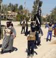Vários homens armados caminham por rua de Faluja, oeste do Iraque, nesta segunda-feira, 10. Há mais de um mês, várias regiões da província de Al-Anbar viraram cenários de combates entre as forças do governo e grupos radicais  Foto: EFE