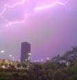<p>Raios iluminam céu de Porto Alegre durante temporal na última segunda-feira; previsão é de chuva para terça em todo o RS</p>  Foto: Marcos Paulo Rodrigues / vc repórter