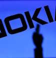 <p>A Nokia disse que ainda espera que o acordo com a Microsoft seja fechado em abril</p>  Foto: Dado Ruvic / Reuters