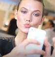 <p>Karlie Kloss sempre posa mandando beijo para a câmera</p>  Foto: @karliekloss/Instagram / Reprodução
