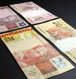 Notas de 20 e 10 reais expostas na sede do Banco Central em Brasília. O Banco Central tem ajustado os juros para combater a inflação que, apesar de estar se deslocando para a meta, essa convergência ainda não está refletida nas projeções do banco, disse nesta quinta-feira o diretor de Política Econômica da autoridade monetária, Carlos Hamilton Araújo. 23/07/2012  Foto: Cadu Gomes / Reuters