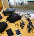 Armas e disfarces usados pelo trio no esquema montado para assaltar agências dos Correios  Foto: Polícia Federal / Divulgação