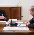 O presidente russo Vladmir Putin e o primeiro-ministro Dmitri Medvedev no gabinete em Moscou, em janeiro  Foto: AP