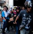 Estudante ferido é socorrido por manifestantes em Caracas  Foto: AP
