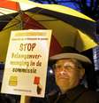 Manifestante segura um cartaz durante protesto contra nova lei que autoriza a eutanásia para crianças, em Bruxelas  Foto: Reuters