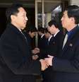 <p>Na foto divulgada pelo Ministério de unificação da Coreia do Sul, o líder da delegação da Coreia do Sul Lee Duk-haeng cumprimenta o líder da Coreia do Norte Park Yong II</p>  Foto: AP