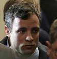 <p>Pistorius deixa o tribunal após comparecer perante a corte de magistrados de Pretoria</p>  Foto: Siphiwe Sibeko / Reuters