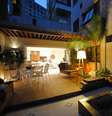 O apartamento no segundo andar de um prédio em Porto Alegre tinha uma laje subutilizada. A missão do arquiteto e decorador Ney Nunes foi torná-la agravável. Ele criou ali um ambiente social com um pequeno salão de festas e um aconchegante espaço externo  Foto: Arquivo pessoal