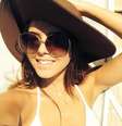 Giovanna Lancellotti não abre mão do chapéu para ir a praia  Foto: Reprodução / Instagram