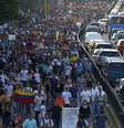 Manifestantes marcham nas ruas de Caracas em protesto contra o governo de Nicolás Maduro, nesta quinta-feira, 13  Foto: Reuters