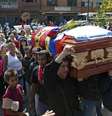 Parentes carregam o caixão de Juan Montoya, conhecido como "Juancho", que foi um dos três mortos durante o recente protesto em Caracas  Foto: AFP