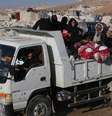 <p>Depois dos recentes bombardeios em Yabroud, civis em fuga cruzam a fronteira com o Líbano</p>  Foto: AP