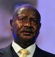 O presidente da Uganda, Yoweri Museveni diz que lei poderá proteger mais vulneráveis  Foto: AP