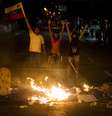 Com bandeiras e cartazes contra a violência e contra o governo de Nicolás Maduro, centenas de estudantes se reuniram na Praça Altamira, no leste de Caracas  Foto: EFE