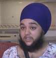 Uma mulher inglesa de 23 anos decidiu deixar sua barba crescer depois de ser batizada pela doutrina Sikh  Foto: Reprodução