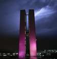 Congresso Nacional iluminado de rosa, em Brasília. Após conseguir resolver por ora problemas que eclodiram logo no início dos trabalhos do Congresso em 2014, o governo depara-se nesta semana com um novo desafio: manter os vetos da presidente Dilma Rousseff a projetos em um momento de rebeldia de aliados, entre eles o gigante PMDB. 8/10/2013.  Foto: Ueslei Marcelino / Reuters