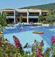 O Holiday Village, complexo de quatro estrelas em Sarigerme, na costa da Turquia  Foto: Divulgação