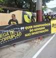 <p class="text">Grupo de 40 manifestantes seguiu do centro da cidade à praia do Santinho em ônibus fretado. Com faixas e cartazes, eles pregam o fim da corrupção</p>  Foto: Fabricio Escandiuzzi / Terra