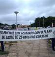 <p>Trabalhadores dos Correios em greve mostraram faixas criticando as mudanças no plano de saúde</p>  Foto: Yala Sena / Especial para Terra
