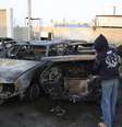 <p>Crian&ccedil;as observam local onde carros-bomba explodiram na capital Bagd&aacute;, nesta&nbsp;ter&ccedil;a-feira, 18</p>  Foto: Reuters