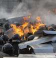 <p><strong>18 de fevereiro - </strong>Manifestantes jogam objetos contra o prédio do Ministério durante protestos nesta terça-feira</p>  Foto: Reuters