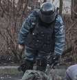 Policial observa manifestante ferido durante confrontos no centro de Kiev  Foto: Reuters