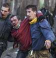 Pessoas feridas após confrontos com a polícia antidistúrbios no centro de Kiev  Foto: Reuters