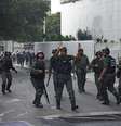 Membros da Guarda Nacional da Venezuela confrontam estudantes em protesto contra o governo, em Caracas  Foto: AFP