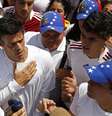 Leopoldo López cercado de manifestantes durante protesto nesta terça-feira, em Caracas  Foto: Reuters