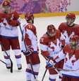 <p>Jogadores russos já haviam tido fraco desempenho na primeira fase e, voltaram a decepcionar a torcida local nas quartas do hóquei</p>  Foto: AFP