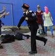 Integrantes da banda punk Pussy Riot são agredidas por guardas, em Sochi  Foto: AP