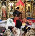 Um clérigo caminha em meio a pessoas dentro da catedral Mikhailovsky Zlatoverkhy, que tem servido de abrigo temporário aos manifestantes antigoverno, em Kiev  Foto: Reuters
