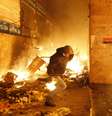 <p>Homem se prepara para atirar uma bomba contra a pol&iacute;cia; ao menos 25 morreram nessa ter&ccedil;a-feira</p>  Foto: Reuters